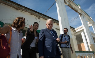Jean-Marc Ayrault en Haïti dans la ville de Jérémie, le 18 décembre 2016.