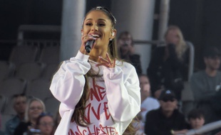La chanteuse Ariana Grande lors du concert caritatif One Love Manchester