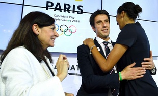 Tony Estanguet dans les bras d'Emmeline Ndongue, sous les yeux d'Anne Hidalgo, à la fin de la visite du CIO sur la candidature de Paris pour les JO 2024.