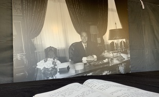 L'un des registres de condoléances pour Jacques Chirac installé devant l'Hôtel de ville de Paris.
