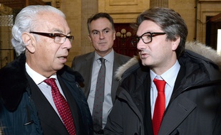 De gauche à droite, les avocats de Liliane Bettencourt Benoît Ducos Ader, et Arnaud Dupin, discutent. Le tuteur ad hoc de la milliardaire Olivier Pelat est en arrière-plan. PHOTO / MEHDI FEDOUACH