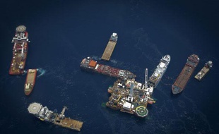 Des navires de réparation entourent la plate-forme pétrolière de BP Deepwater Horizon le 29 mai 2010 dans le Golfe du Mexique.
