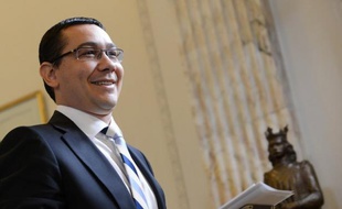 Le Premier ministre roumain Victor Ponta a annoncé lundi avoir transmis à la Cour constitutionnelle des chiffres sur les "personnes devant se trouver sur les listes électorales", trois semaines après le référendum sur la question d'une destitution du président Traian Basescu.