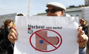 Plusieurs centaines de manifestants en majorité juifs mais aussi musulmans et chrétiens se sont rassemblés dimanche à Berlin pour protester contre une décision judiciaire rendant le rite religieux de la circoncision passible de poursuites pénales.