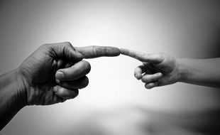 Illustration de mains d'un parent et d'un enfant.