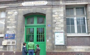 Une mère et ses enfants devant l'école Franklin de Rouen, le 8 octobre 2019.
