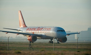 Un Airbus A320 de la compagnie EasyJet à l'aéroport de Toulouse-Blagnac.