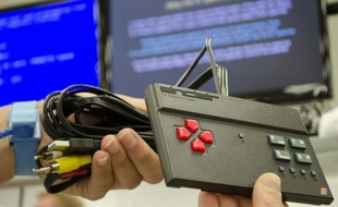 Un technicien présente un exemplaire de la console de jeux vidéos ZX Spectrum de nouveau fabriquée dans une usine de Nottigham, au Royaume-Uni, le 4 août 2015