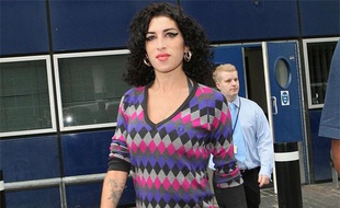 La chanteuse Amy Winehouse arrive de Sainte Lucie à l'aéroport de Gatwick, à Londres, le 13 juillet 2009.