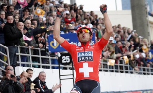 Le coureur suisse de l'équipe Saxo Bank, Fabian Cancellara, lors de sa victoire dans Paris-Roubaix, le 11 avril 2010.