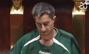François Ruffin à l'Assemblée en maillot de foot le 7 décembre 2017.