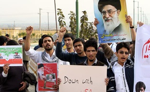 Des étudiants iraniens manifestent pour soutenir le programme nucléaire iranien et protester contre les mises en garde américaines et israéliennes, le 15 novembre 2011 à Isfahan (Iran).