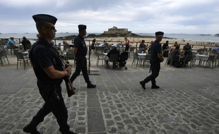 Des CRS en patrouille près de la plage à Saint-Malo (ouest) le 21 juillet 2016