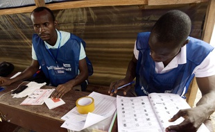 Deux membres de la commission électorale surveillent le bon déroulement du vote à Monrovia le 26 décembre 2017.