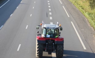 Illustration d'un tracteur se rendant à Paris lors des manifestations d'éleveurs le 2 septembre 2015.