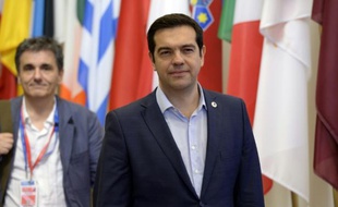 Le Premier ministre grec Alexis Tsipras et son ministre des Finances Euclide Tsakalotos à l'issue du sommet de l'Eurogroupe le 13 juillet 2015 à Bruxelles
