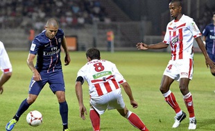 Les Ajacciens Pierazzi et Faty barrent le chemin au Parisien Ménez, le 19 août 2012 à Ajaccio.