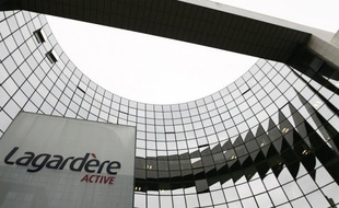 Le groupe Lagardère a annoncé jeudi qu'il ne donnerait son accord au projet de fusion entre les deux plus grands groupes européens de l'aéronautique et de défense, EADS et BAE Systems, qu'après avoir examiné "toutes les conditions" d'un éventuel rapprochement.