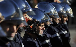Serrés les uns contre les autres face aux cercueils enveloppés de drapeaux tricolores sur lesquels trônaient deux casques scintillants, près d'un millier de pompiers venus de toute la France ont rendu mercredi à Digne-les-Bains un dernier hommage à leurs collègues morts en intervention la semaine dernière.