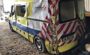 Un véhicule de la société d'autoroute ASF percuté par un poids-lourd.