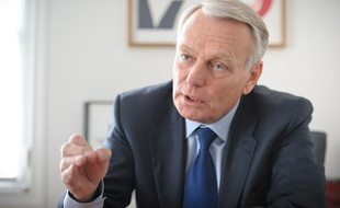 Jean-Marc Ayrault dans son bureau de l'Assemblée nationale, le 26 avril 2012.