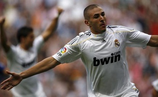 Karim Benzema peut faire l'avion après son doublé contre Tenerife, le 26 septembre 2009 à Madrid