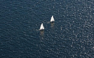 Des voiliers sur l'océan.