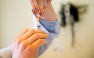 Inoculer le coronavirus à des volontaires pour tester la fiabilité d'un vaccin pourrait permettre de gagner du temps mais présente de sérieux risques.