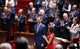 Le roi d'Espagne, Felipe VI, applaudit à l'Assemblée nationale après son discours le 3 juin 2015