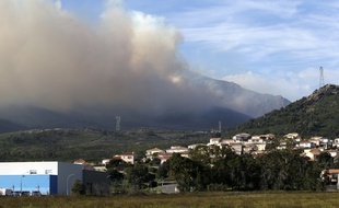 Des habitants ont reçu l'obligation de confinement après la reprise d'un incendie en Corse, sous les vents violents de la tempête Ciara.