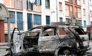 Les policiers agissaient sur commission rogatoire d'une juge d'instruction chargée du dossier des violents affrontements entre jeunes et forces de l'ordre qui avaient fait 17 blessés parmi les policiers, parfois touchés par des tirs d'armes à feu, et des millions d'euros de dégâts.