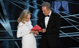 Faye Dunaway et Warren Beatty découvrent le carton glissé par erreur dans l'enveloppe.