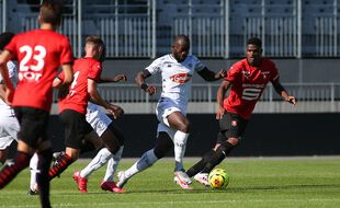 Stéphane Bahoken, balle au pied, sous le maillot du SCO.