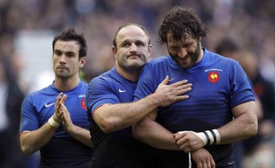 Lionel Nallet félicité par William Servat et Morgan Parra, lors de son dernier match avec l'équipe de France, le 11 mars 2012