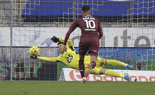 On joue la 51e minute : Bronn tente de convertir son deuxième penalty de l'après-midi mais Kawashima l'arrête.