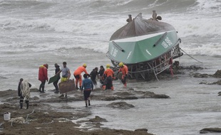 Des sauveteurs s'affairent autour de la vedette de la SNSM échouée sur la rive des Sables-d'Olonne le 7 juin 2019.