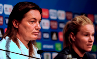 Corinne Diacre et Amandine Henry en conférence de presse.