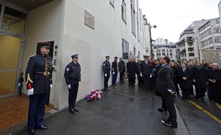 Francois Hollande devant les locaux de Charlie Hebdo, le 5 janvier 2015. Benoit Tessier, Pool Photo via AP.