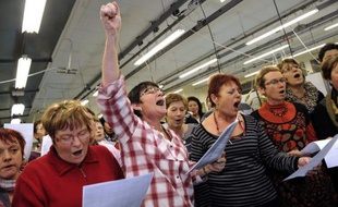 Les ouvrières de l'usine Lejaby, en Haute-Loire, fermée à la suite de la reprise du fabricant de lingerie par un consortium associant son sous-traitant tunisien, ont exprimé leur "indignation" lundi dans une lettre ouverte au président Nicolas Sarkozy, refusant les licenciements.