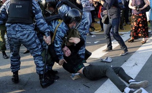 La police et des opposants se sont affrontés dimanche à Moscou au cours d'un rassemblement contre le président élu Vladimir Poutine, à la veille de son retour à la présidence, et plusieurs dirigeants de l'opposition ont été interpellés, selon des images de la télévision russe.