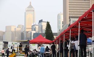 Des habitants attendent de se faire tester à Hong Kong, le 12 mars 2021.