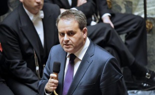 Le ministre du Travail Xavier Bertrand a souhaité mardi davantage de souplesse dans l'organisation du travail -- sans toucher aux 35 heures -- pour lutter contre le chômage, en relançant la double idée d'un pacte "compétitivité-emploi" et du chômage partiel.