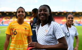 Les Bleues ont fait un tour d'honneur après leur victoire contre la Thaïlande.
