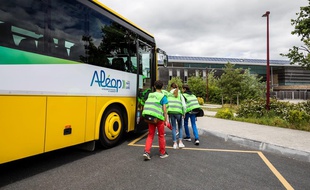 Des élèves entrant dans un car du réseau Aléop en Pays-de-la-Loire