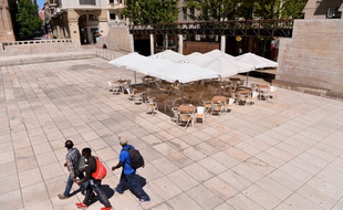 Un restaurant et une rue quasi déserts après le reconfinement dans la ville catalane de Lerida, en Espagne.
