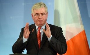 Le ministre irlandais des Affaires étrangères Eamon Gilmore a fait savoir vendredi que l'Irlande entendait être le premier des pays de la zone euro en difficulté à se passer de son plan d'aide, lors d'une visite à Berlin.
