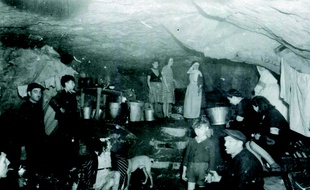 L'une des rares photos montrant les civils qui se sont réfugiés dans la carrière Saingt, à Fleury-sur-Orne (Calvados), en juillet 1944, pour fuir les bombardements.