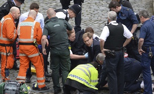 Le parlementaire Tobias Ellwood aux côté du policier blessé, le 22 mars 2017 à Londres.