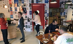 Au restaurant La Grenouille à grande bouche, des bénévoles viennent donner un coup de main en cuisine ou en salle.