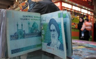 Sous le poids de sanctions internationales liées au dossier nucléaire, l'économie iranienne semble en déroute avec une monnaie qui s'effondre, une inflation et un chômage élevés, une production pétrolière au ralenti, mais sans mettre le régime au bord du gouffre, selon des experts.